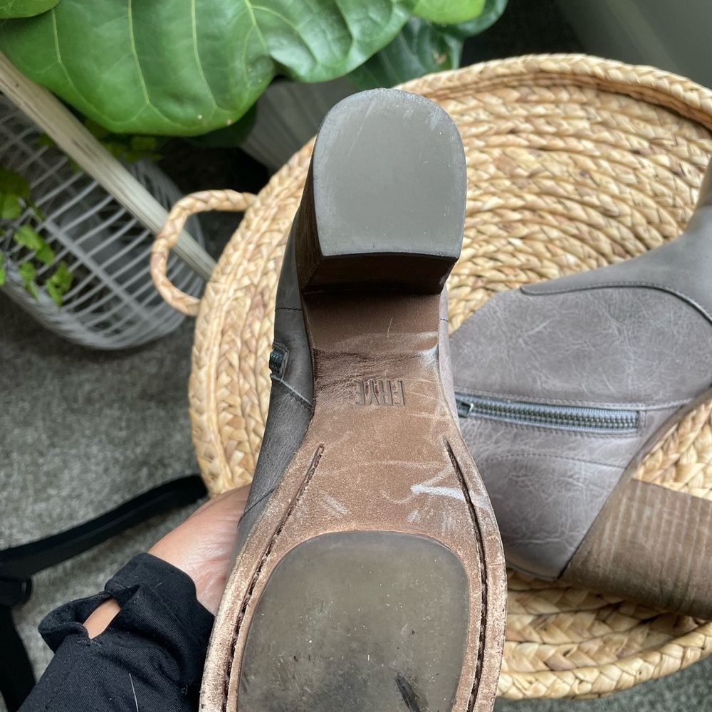 Frye Nora Bootie in like new condition SZ 8.5 leather 3’ heel grey - Picture 8 of 13